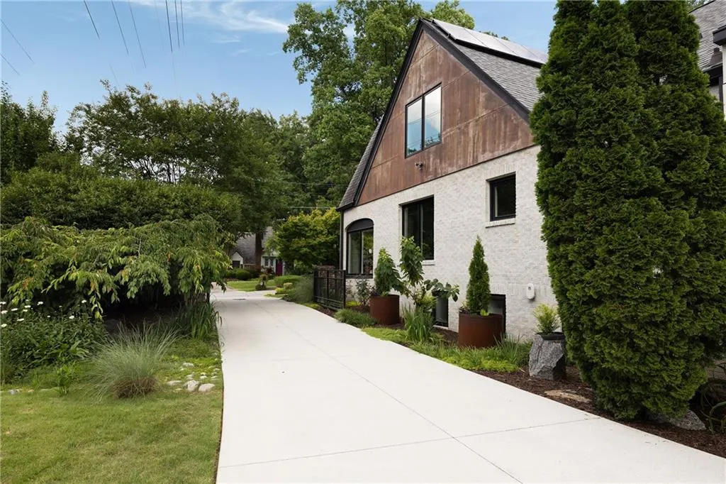 1656 N Pelham Road Ne, Atlanta, Georgia 30324, 4 Bedrooms Bedrooms, ,4 BathroomsBathrooms,Residential,For Sale,1656 N Pelham Road Ne,7600041