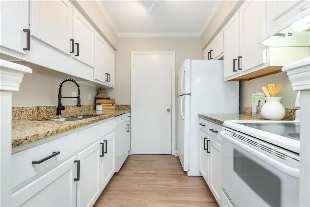2013 Wingate Way, Sandy Springs, Georgia 30350, 2 Bedrooms Bedrooms, ,2 BathroomsBathrooms,Residential,Sold,2013 Wingate Way,6854210