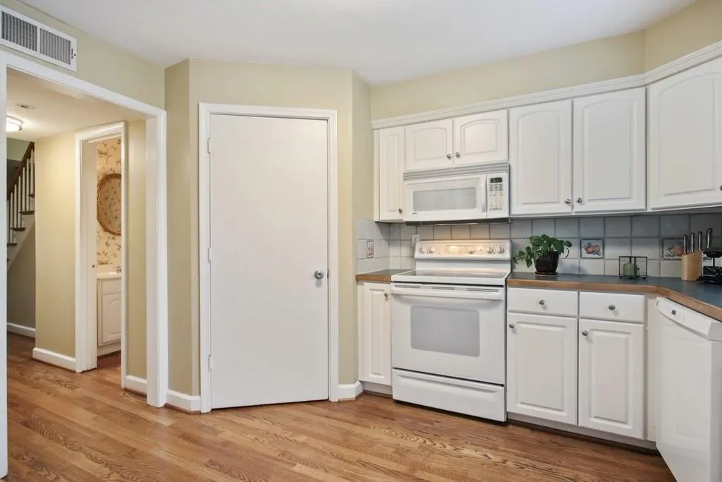 6520 Roswell Road Ne Unit 63, Sandy Springs, Georgia 30328, 3 Bedrooms Bedrooms, ,2 BathroomsBathrooms,Residential,Sold,6520 Roswell Road Ne Unit 63,6567705