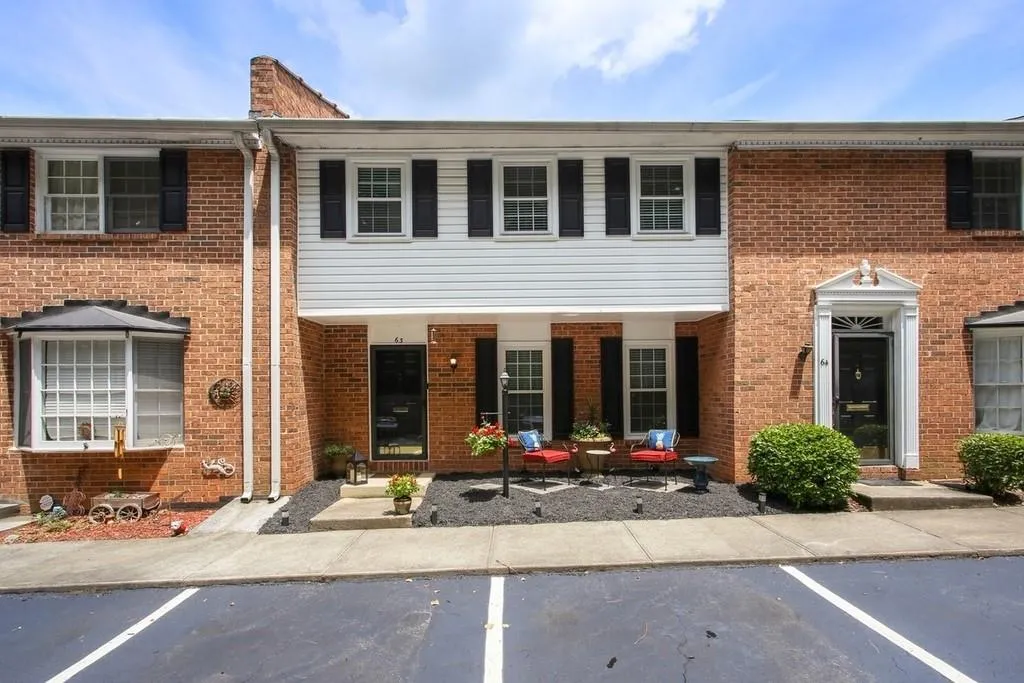 6520 Roswell Road Ne Unit 63, Sandy Springs, Georgia 30328, 3 Bedrooms Bedrooms, ,2 BathroomsBathrooms,Residential,Sold,6520 Roswell Road Ne Unit 63,6567705