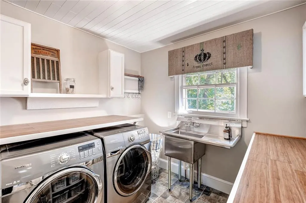 7645 Ryefield Drive, Sandy Springs, Georgia 30350, 5 Bedrooms Bedrooms, ,4 BathroomsBathrooms,Residential,Sold,7645 Ryefield Drive,5762007