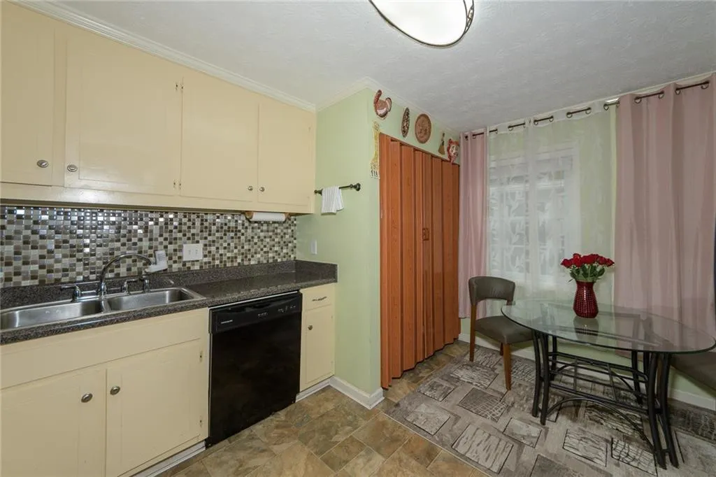 400 N River Parkway Unit D, Sandy Springs, Georgia 30350, 3 Bedrooms Bedrooms, ,2 BathroomsBathrooms,Residential,Sold,400 N River Parkway Unit D,6887336