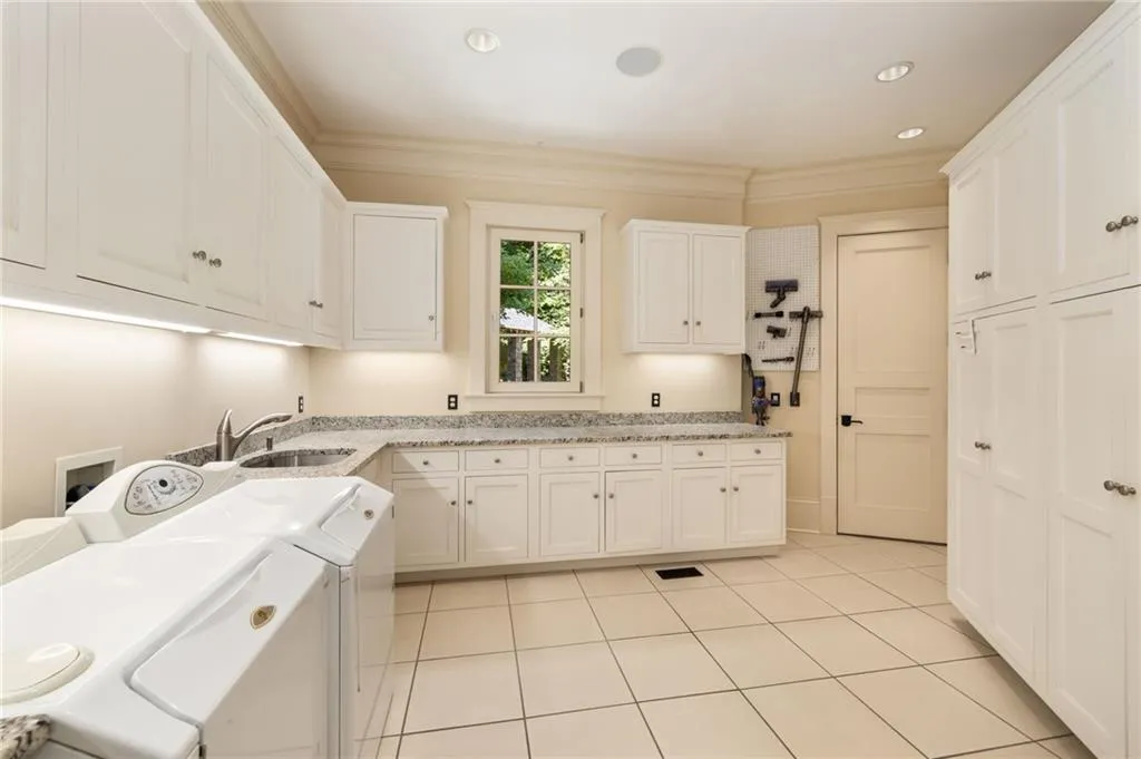 4660 Jett Road, Atlanta, Georgia 30327, 7 Bedrooms Bedrooms, ,8 BathroomsBathrooms,Residential,Sold,4660 Jett Road,7414545