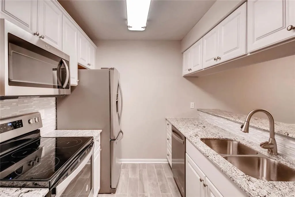 405 Barrington Hills Drive, Sandy Springs, Georgia 30350, 2 Bedrooms Bedrooms, ,2 BathroomsBathrooms,Residential,Sold,405 Barrington Hills Drive,6010121