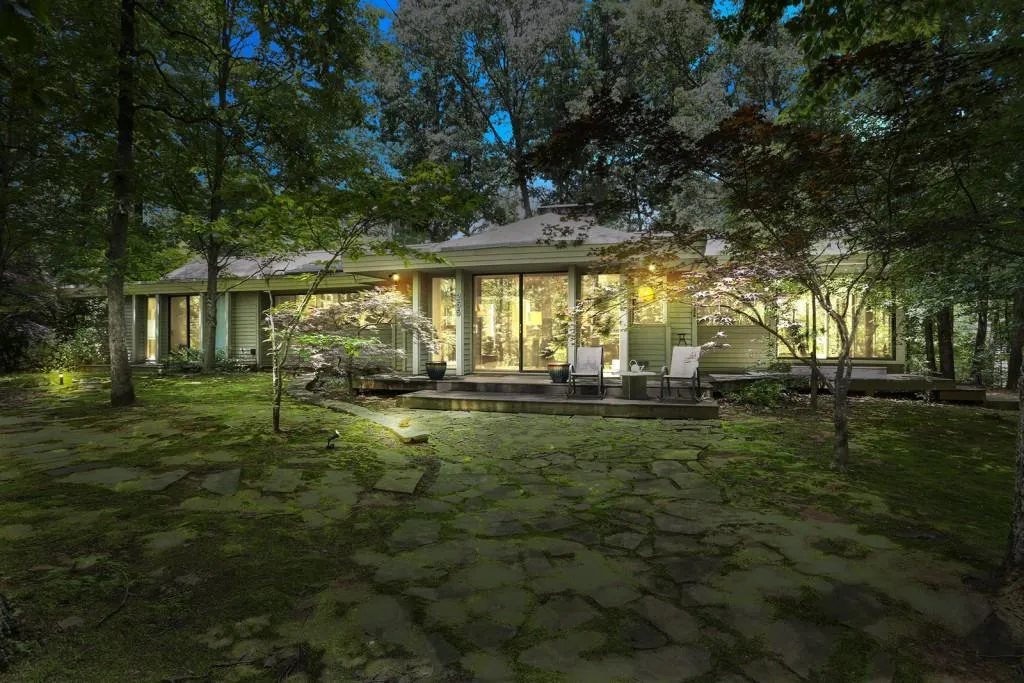 265 Glen Lake Drive, Atlanta, Georgia 30327, 2 Bedrooms Bedrooms, ,2 BathroomsBathrooms,Residential,Sold,265 Glen Lake Drive,6031206