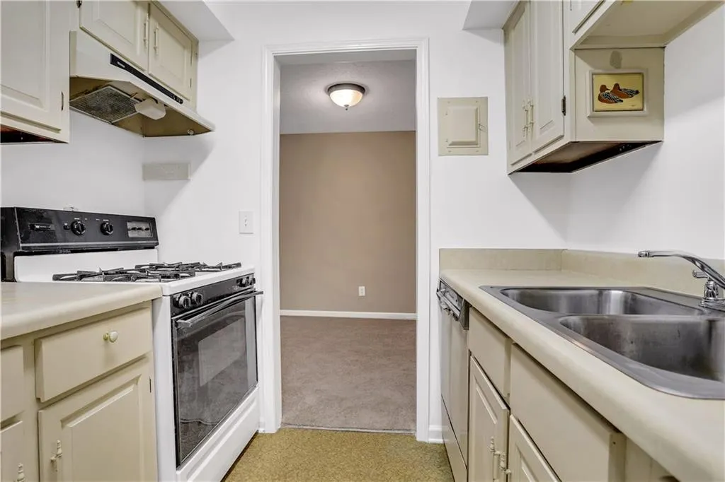 6851 Roswell Road Unit B4, Sandy Springs, Georgia 30328, 1 Bedroom Bedrooms, ,1 BathroomBathrooms,Residential,Sold,6851 Roswell Road Unit B4,6917233