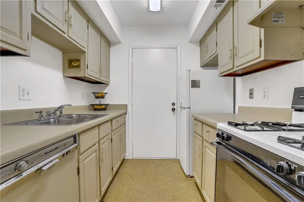 6851 Roswell Road Unit B4, Sandy Springs, Georgia 30328, 1 Bedroom Bedrooms, ,1 BathroomBathrooms,Residential,Sold,6851 Roswell Road Unit B4,6917233