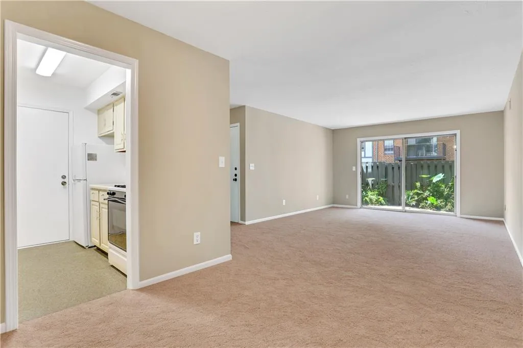 6851 Roswell Road Unit B4, Sandy Springs, Georgia 30328, 1 Bedroom Bedrooms, ,1 BathroomBathrooms,Residential,Sold,6851 Roswell Road Unit B4,6917233