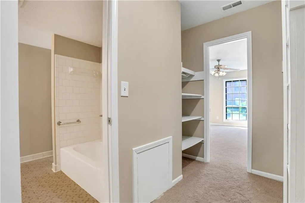 6851 Roswell Road Unit B4, Sandy Springs, Georgia 30328, 1 Bedroom Bedrooms, ,1 BathroomBathrooms,Residential,Sold,6851 Roswell Road Unit B4,6917233