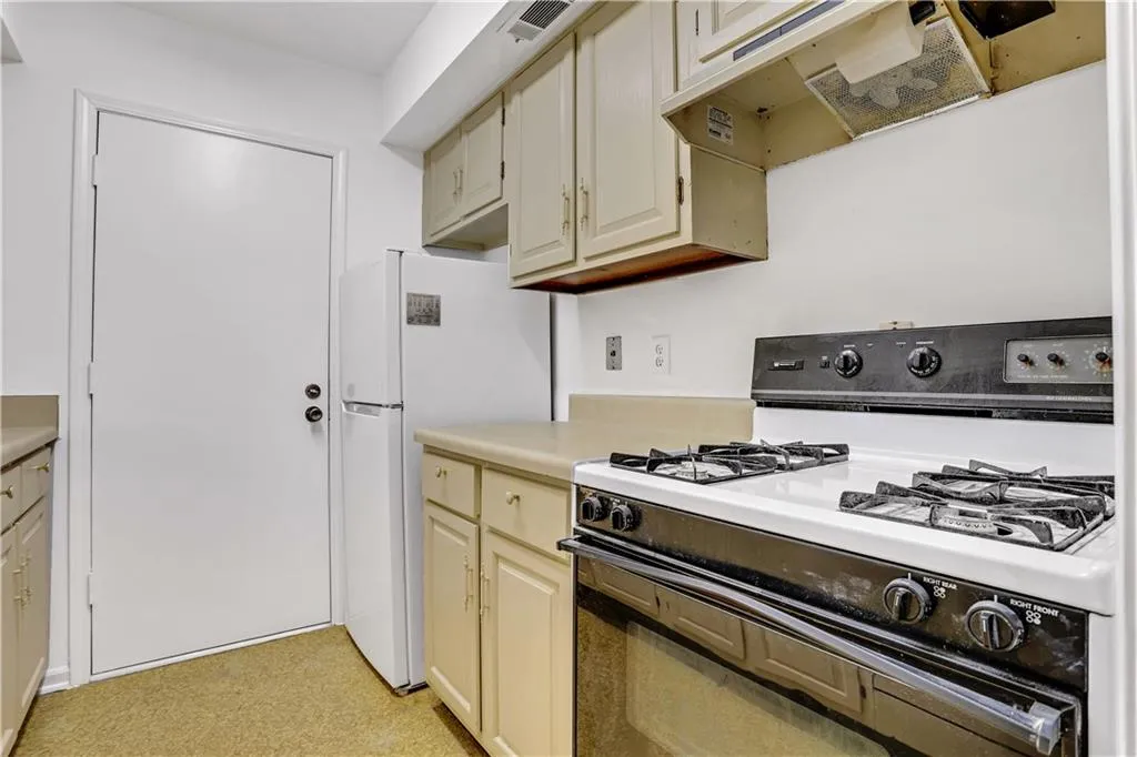 6851 Roswell Road Unit B4, Sandy Springs, Georgia 30328, 1 Bedroom Bedrooms, ,1 BathroomBathrooms,Residential,Sold,6851 Roswell Road Unit B4,6917233