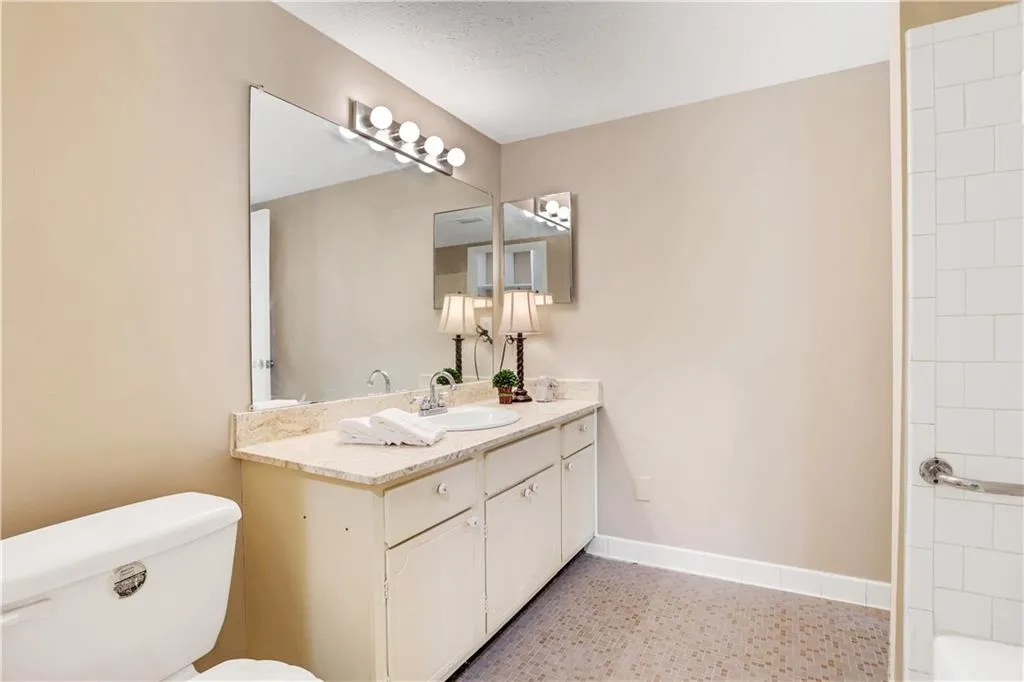 6851 Roswell Road Unit B4, Sandy Springs, Georgia 30328, 1 Bedroom Bedrooms, ,1 BathroomBathrooms,Residential,Sold,6851 Roswell Road Unit B4,6917233