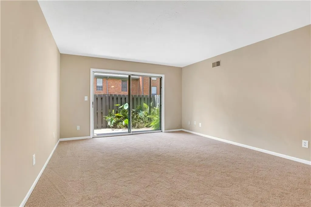 6851 Roswell Road Unit B4, Sandy Springs, Georgia 30328, 1 Bedroom Bedrooms, ,1 BathroomBathrooms,Residential,Sold,6851 Roswell Road Unit B4,6917233