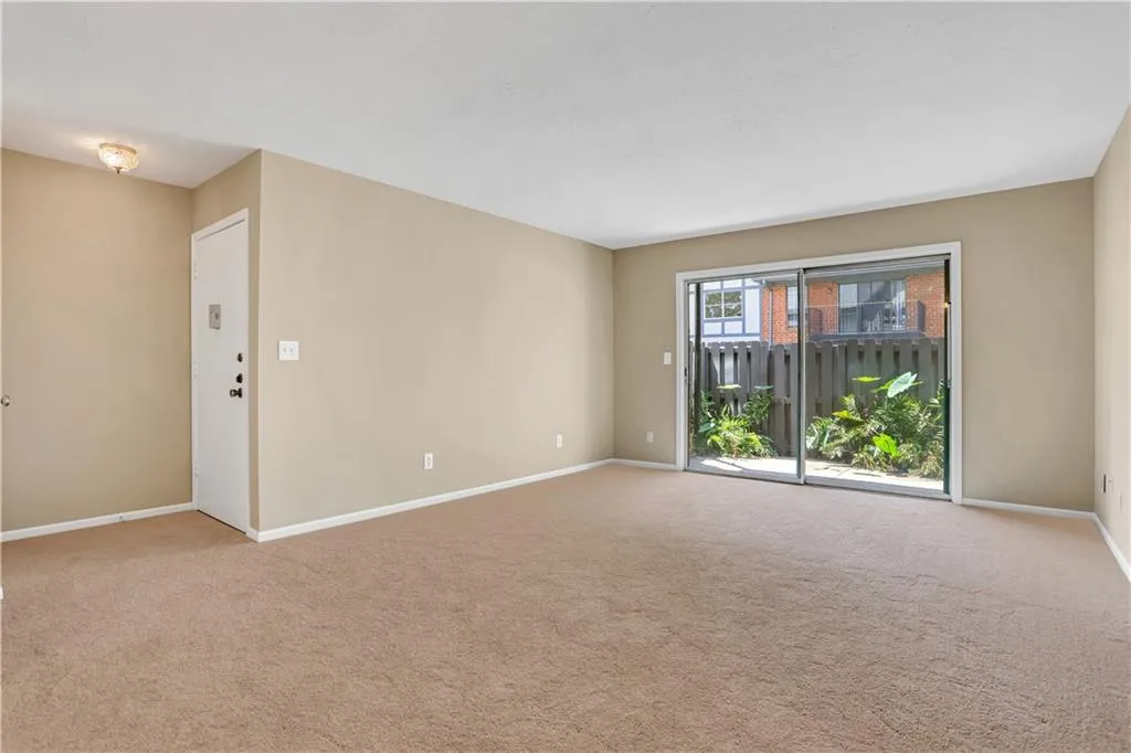 6851 Roswell Road Unit B4, Sandy Springs, Georgia 30328, 1 Bedroom Bedrooms, ,1 BathroomBathrooms,Residential,Sold,6851 Roswell Road Unit B4,6917233