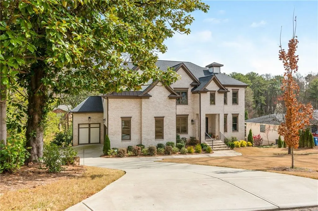 View of front of house and driveway