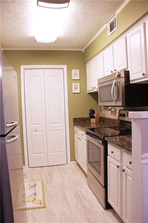 5151 Roswell Road Unit 4/51, Atlanta, Georgia 30342, 2 Bedrooms Bedrooms, ,2 BathroomsBathrooms,Residential,Sold,5151 Roswell Road Unit 4/51,5818539