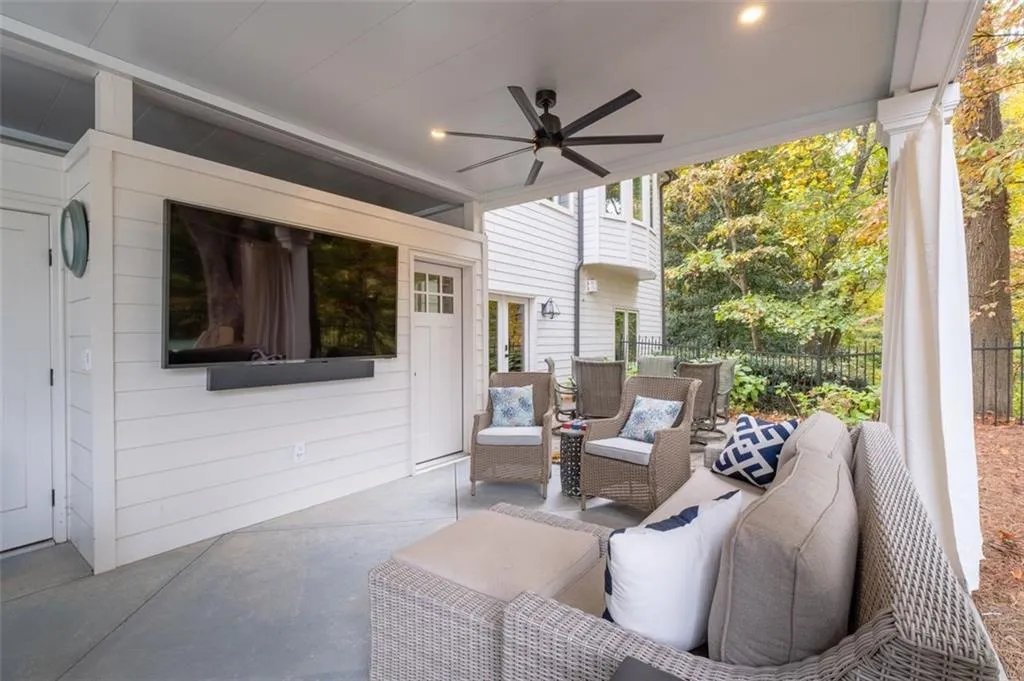 Great place to watch the game.  1/2 bath is through the little door Great place to watch the game.  1/2 bath is through the little door