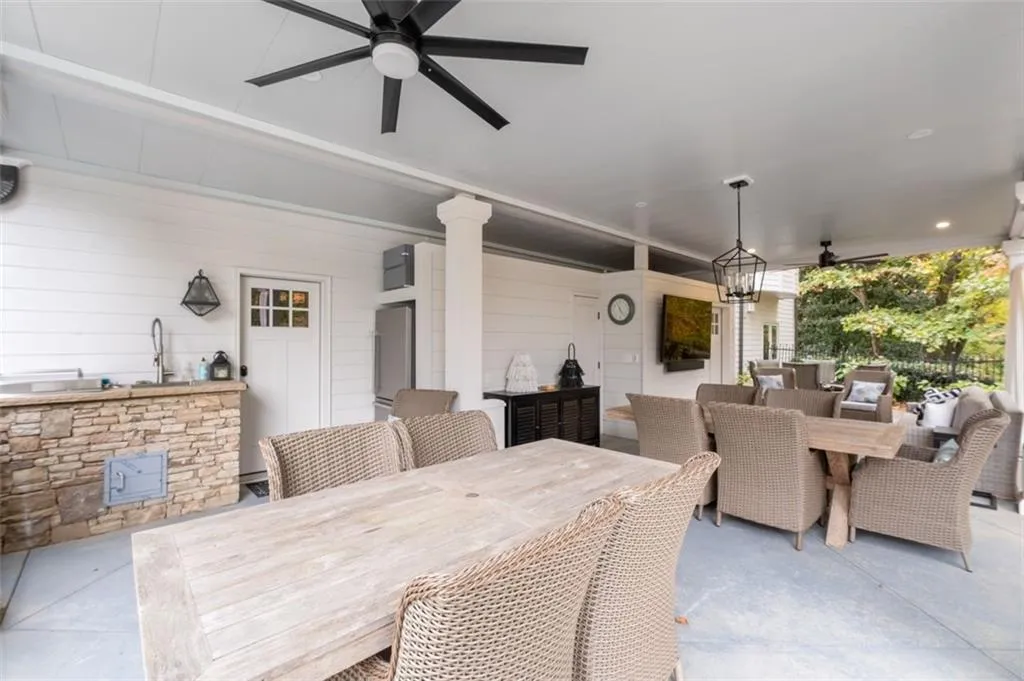 Covered porch. there is a half bath and full kitchen Covered porch. there is a half bath and full kitchen