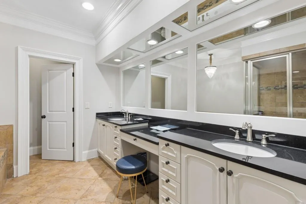 3585 Roxboro Road Ne Unit 6, Atlanta, Georgia 30326, 4 Bedrooms Bedrooms, 0 ,4 BathroomsBathrooms,Residential,For Sale,3585 Roxboro Road Ne Unit 6,7740938