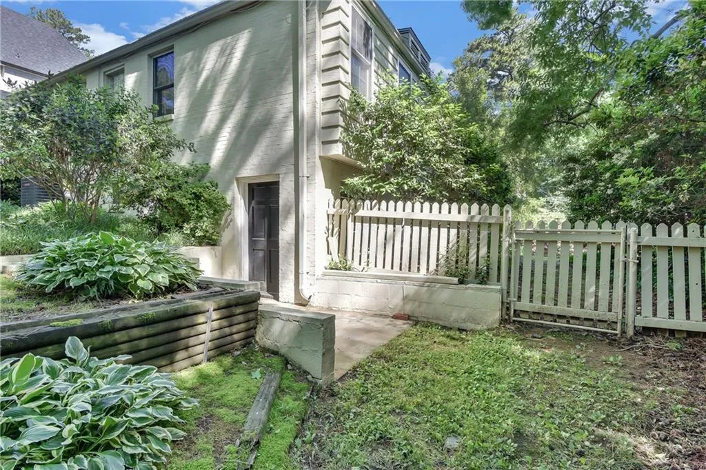 381 Pine Forest Road, Atlanta, Georgia 30342, 3 Bedrooms Bedrooms, ,2 BathroomsBathrooms,Residential,Sold,381 Pine Forest Road,6552795