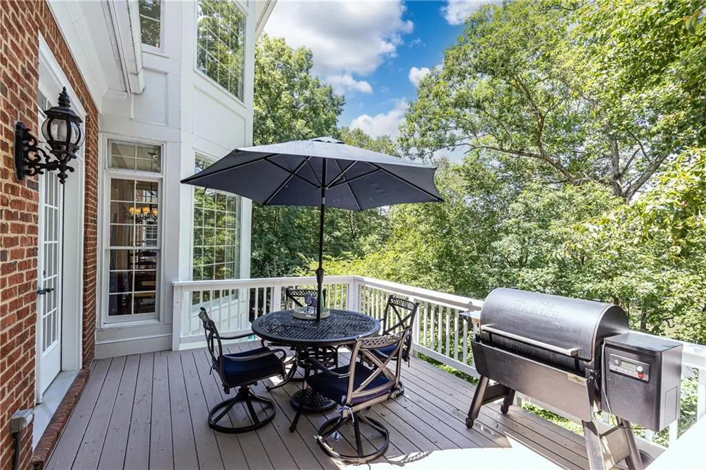 205 Grogans Lake Point, Sandy Springs, Georgia 30350, 4 Bedrooms Bedrooms, ,3 BathroomsBathrooms,Residential,Sold,205 Grogans Lake Point,7234357