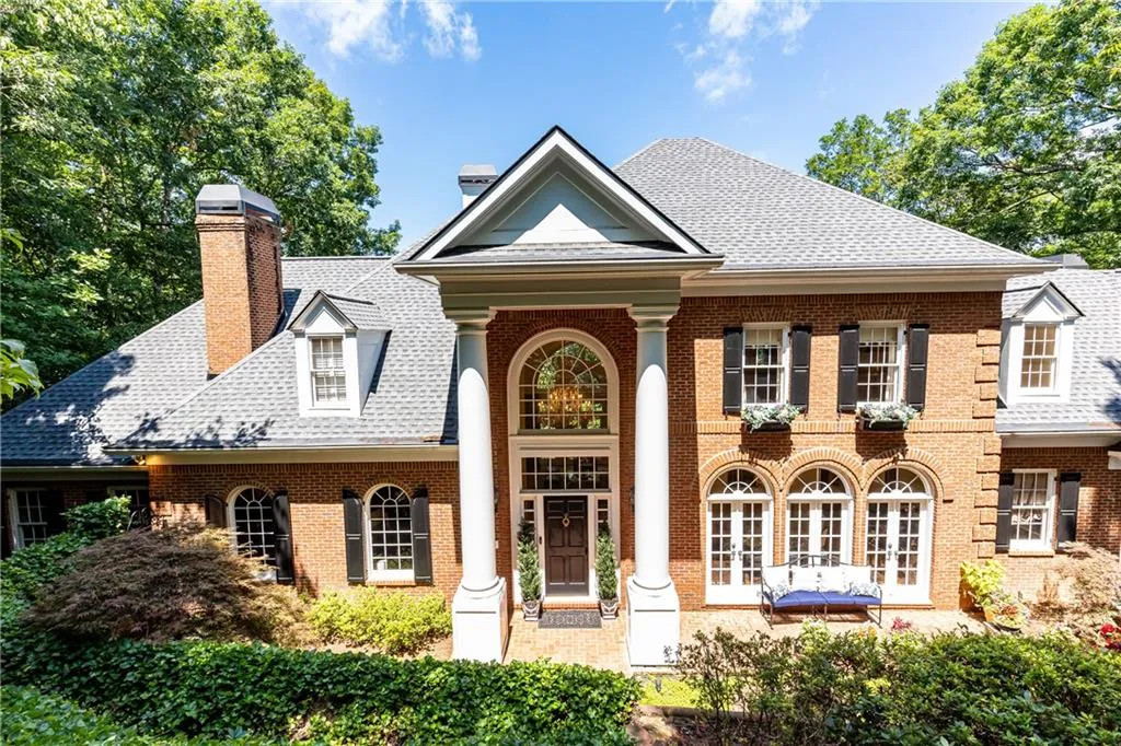 205 Grogans Lake Point, Sandy Springs, Georgia 30350, 4 Bedrooms Bedrooms, ,3 BathroomsBathrooms,Residential,Sold,205 Grogans Lake Point,7234357