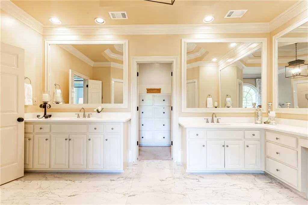 205 Grogans Lake Point, Sandy Springs, Georgia 30350, 4 Bedrooms Bedrooms, ,3 BathroomsBathrooms,Residential,Sold,205 Grogans Lake Point,7234357