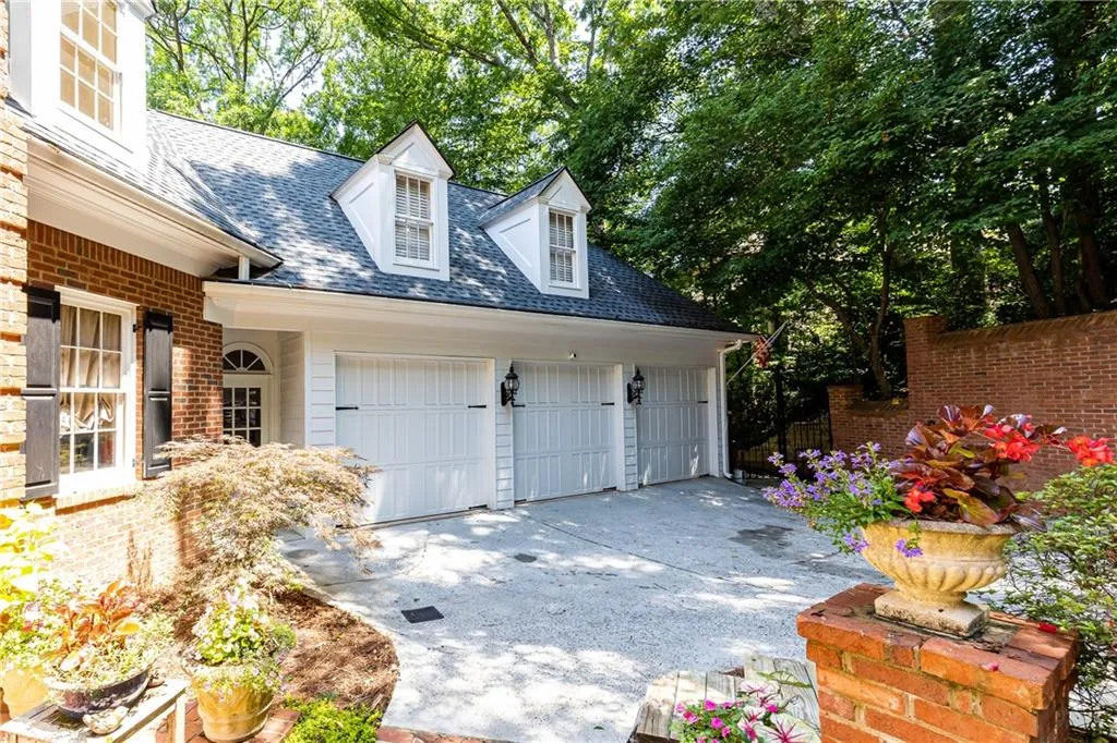 205 Grogans Lake Point, Sandy Springs, Georgia 30350, 4 Bedrooms Bedrooms, ,3 BathroomsBathrooms,Residential,Sold,205 Grogans Lake Point,7234357
