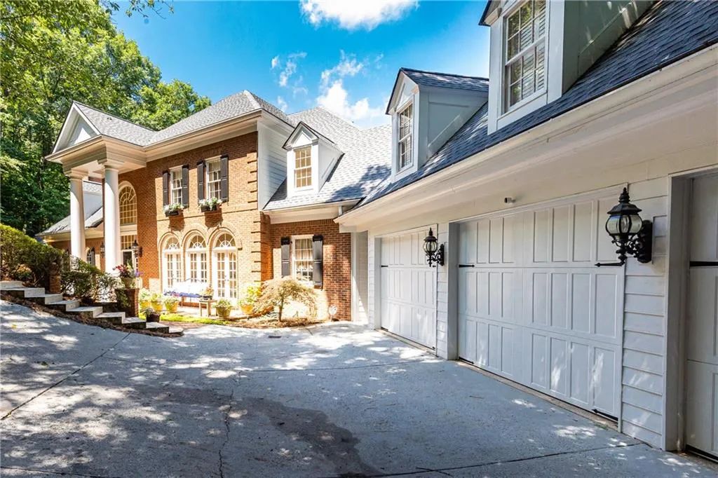 205 Grogans Lake Point, Sandy Springs, Georgia 30350, 4 Bedrooms Bedrooms, ,3 BathroomsBathrooms,Residential,Sold,205 Grogans Lake Point,7234357