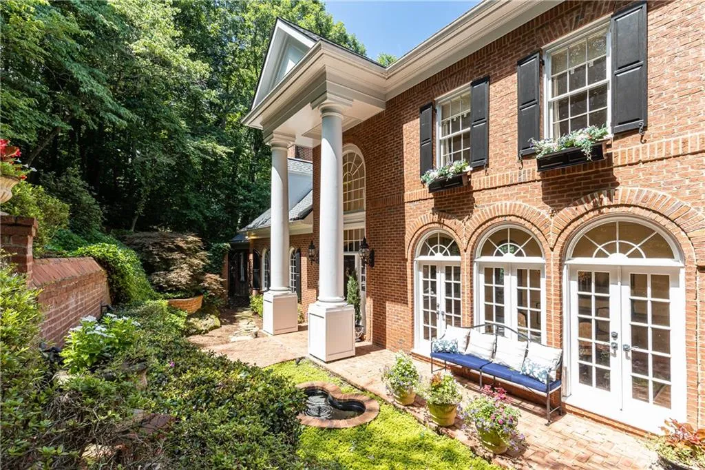 205 Grogans Lake Point, Sandy Springs, Georgia 30350, 4 Bedrooms Bedrooms, ,3 BathroomsBathrooms,Residential,Sold,205 Grogans Lake Point,7234357