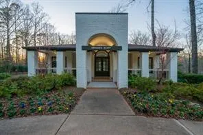 205 Grogans Lake Point, Sandy Springs, Georgia 30350, 4 Bedrooms Bedrooms, ,3 BathroomsBathrooms,Residential,Sold,205 Grogans Lake Point,7234357