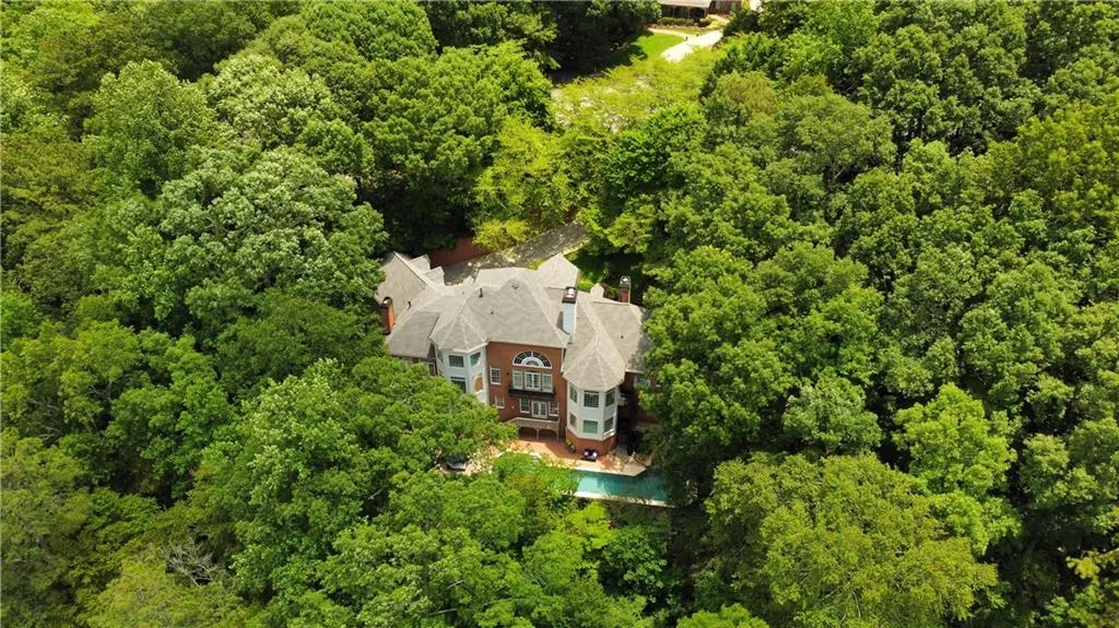 205 Grogans Lake Point, Sandy Springs, Georgia 30350, 4 Bedrooms Bedrooms, ,3 BathroomsBathrooms,Residential,Sold,205 Grogans Lake Point,7234357