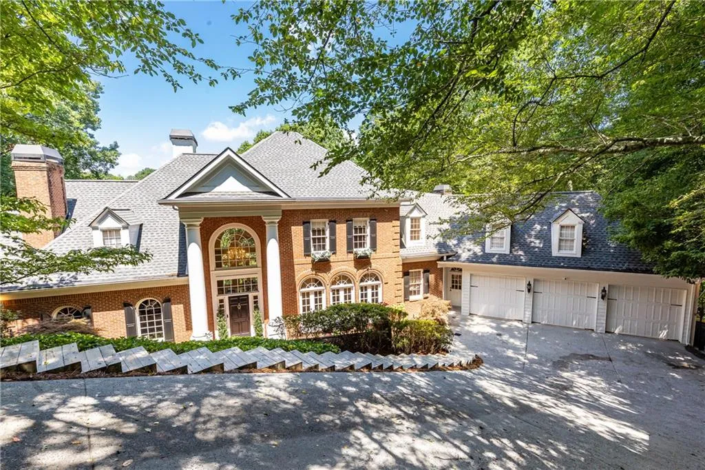 205 Grogans Lake Point, Sandy Springs, Georgia 30350, 4 Bedrooms Bedrooms, ,3 BathroomsBathrooms,Residential,Sold,205 Grogans Lake Point,7234357