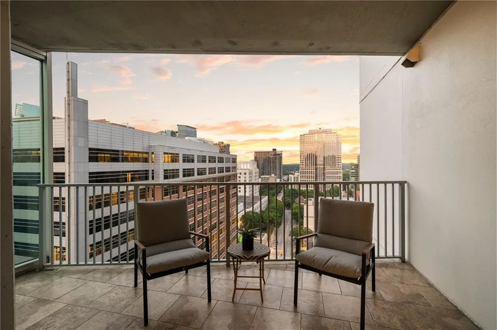 Covered Skyline Terrace