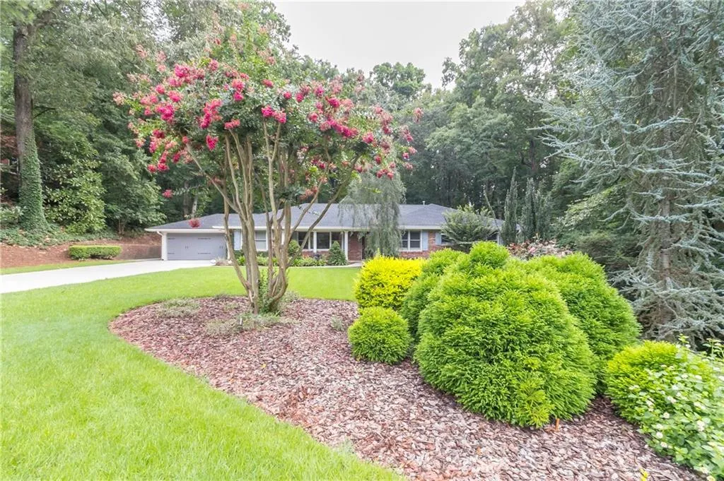 300 Beachland Drive, Sandy Springs, Georgia 30342, 5 Bedrooms Bedrooms, ,3 BathroomsBathrooms,Residential,Sold,300 Beachland Drive,5885000