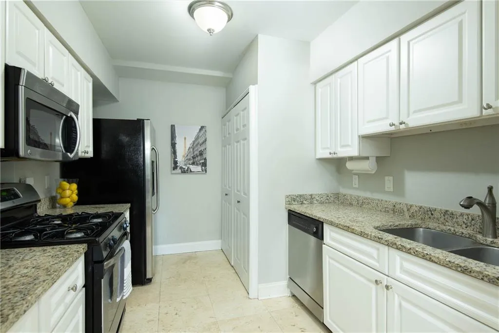 6980 Roswell Road Unit E12, Atlanta, Georgia 30328, 2 Bedrooms Bedrooms, ,1 BathroomBathrooms,Residential,Sold,6980 Roswell Road Unit E12,6084612