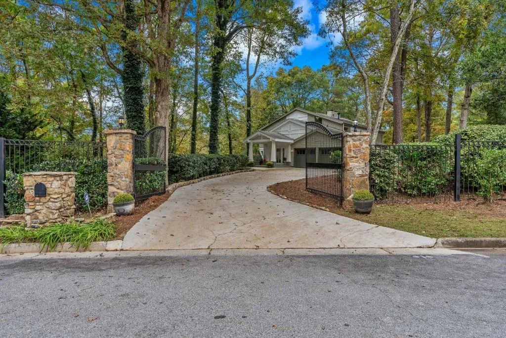 305 River Knoll Drive, Sandy Springs, Georgia 30328, 5 Bedrooms Bedrooms, ,4 BathroomsBathrooms,Residential,Sold,305 River Knoll Drive,6806590