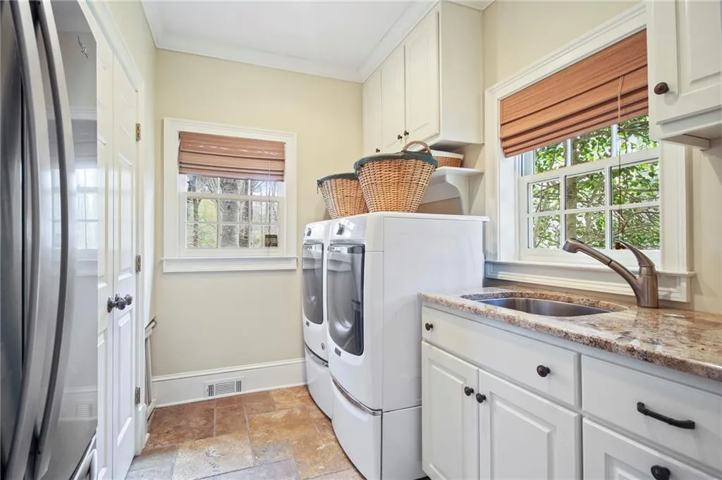 1625 Lazy River Lane, Sandy Springs, Georgia 30350, 5 Bedrooms Bedrooms, ,4 BathroomsBathrooms,Residential,Sold,1625 Lazy River Lane,6864788