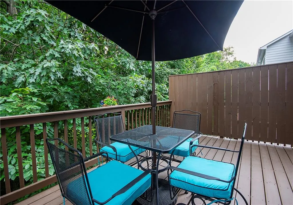 Deck with outdoor dining space