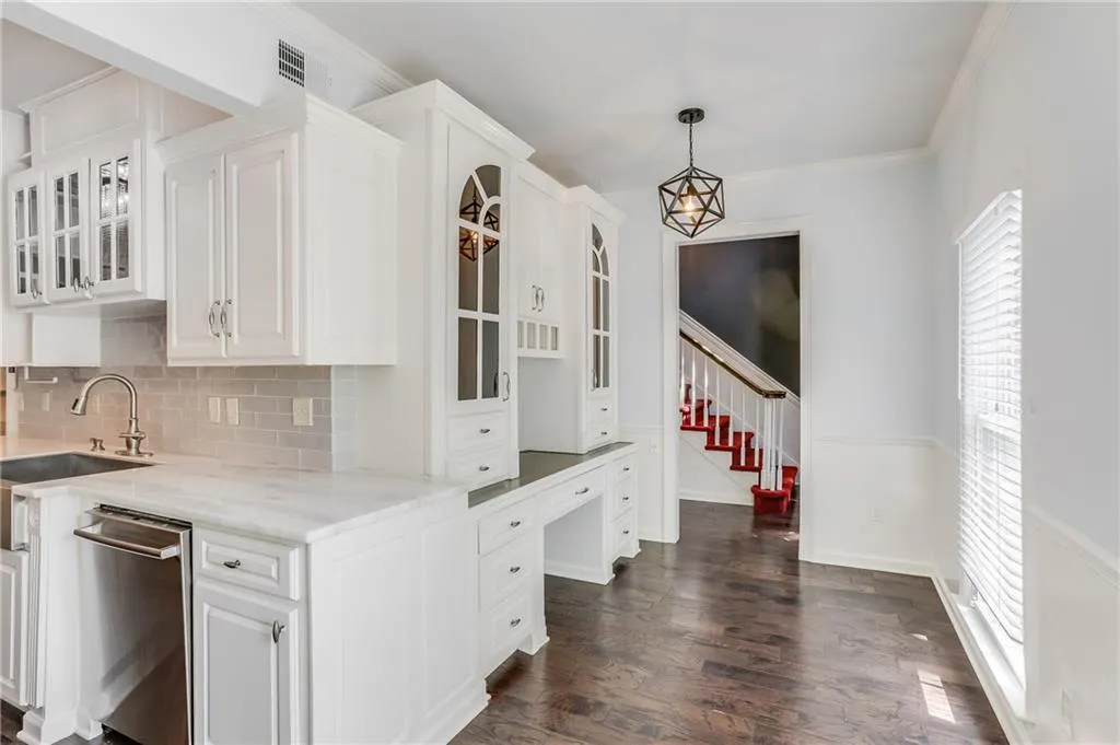 5243 Glenridge Drive, Atlanta, Georgia 30342, 3 Bedrooms Bedrooms, ,2 BathroomsBathrooms,Residential,Sold,5243 Glenridge Drive,6893454