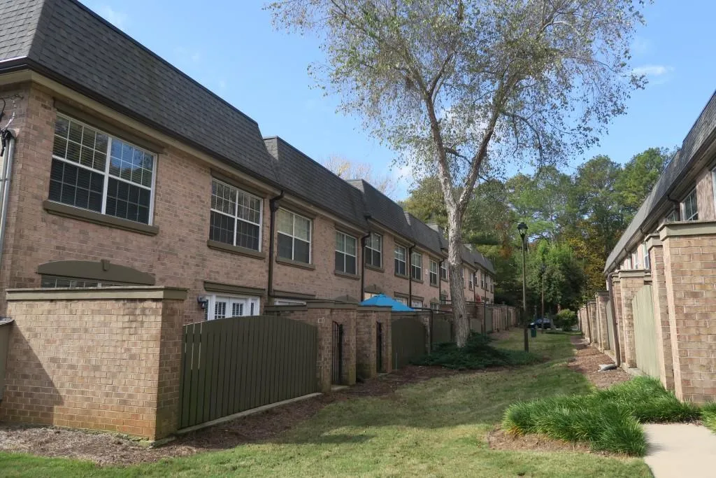 6980 Roswell Road Unit F8, Sandy Springs, Georgia 30328, 3 Bedrooms Bedrooms, ,2 BathroomsBathrooms,Residential,Sold,6980 Roswell Road Unit F8,5931685