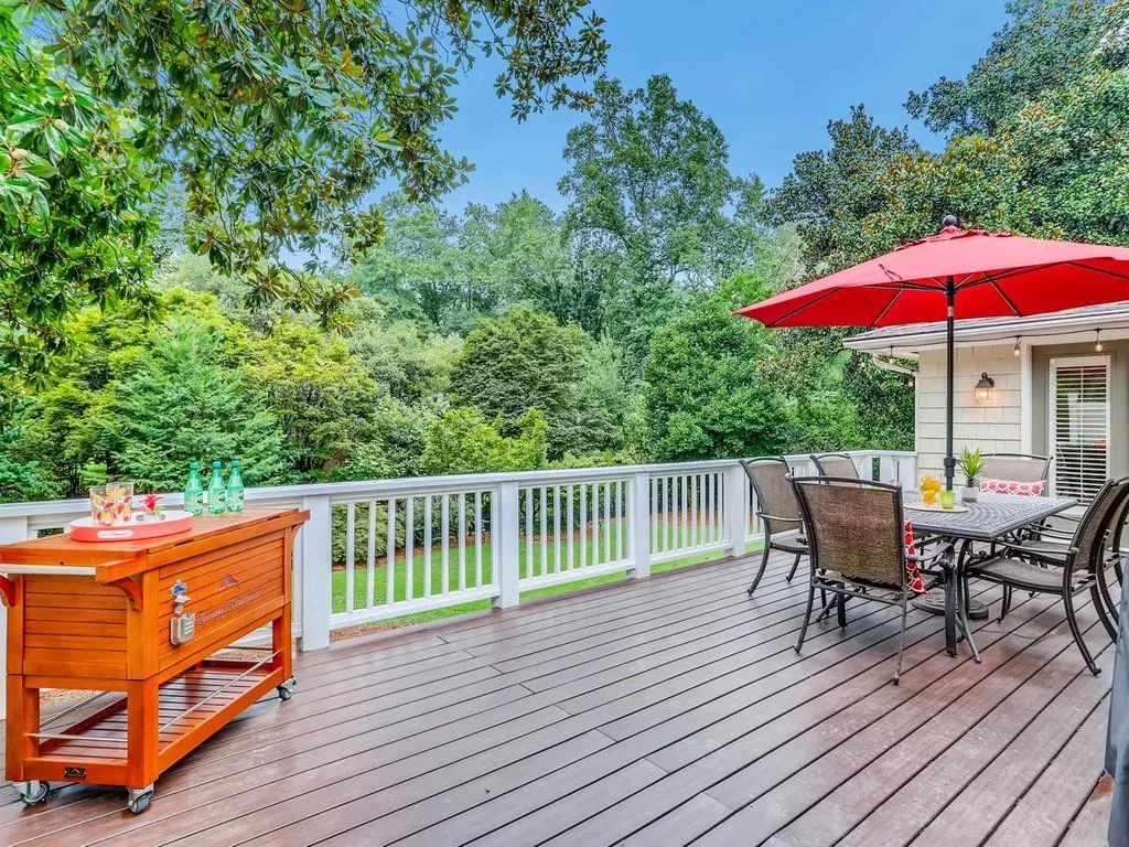 6250 River Shore Parkway, Sandy Springs, Georgia 30328, 4 Bedrooms Bedrooms, ,3 BathroomsBathrooms,Residential,Sold,6250 River Shore Parkway,6767335