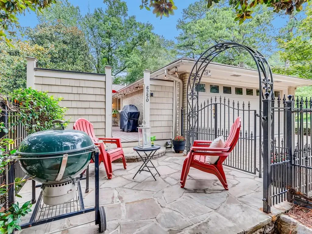 6250 River Shore Parkway, Sandy Springs, Georgia 30328, 4 Bedrooms Bedrooms, ,3 BathroomsBathrooms,Residential,Sold,6250 River Shore Parkway,6767335