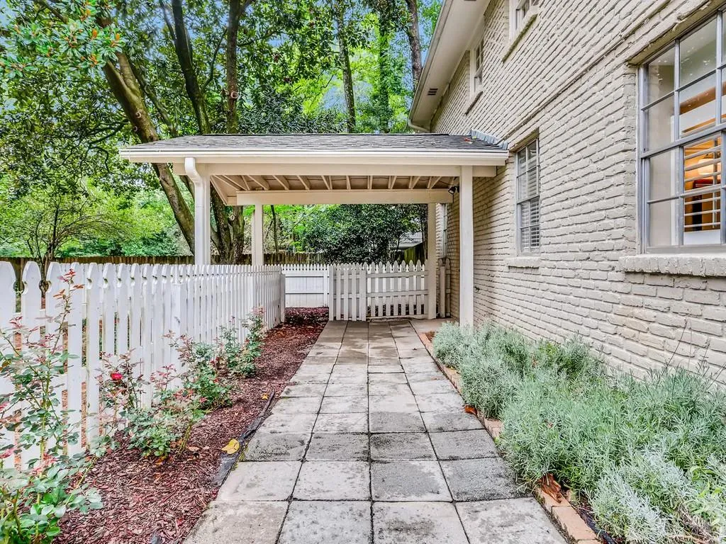 6250 River Shore Parkway, Sandy Springs, Georgia 30328, 4 Bedrooms Bedrooms, ,3 BathroomsBathrooms,Residential,Sold,6250 River Shore Parkway,6767335