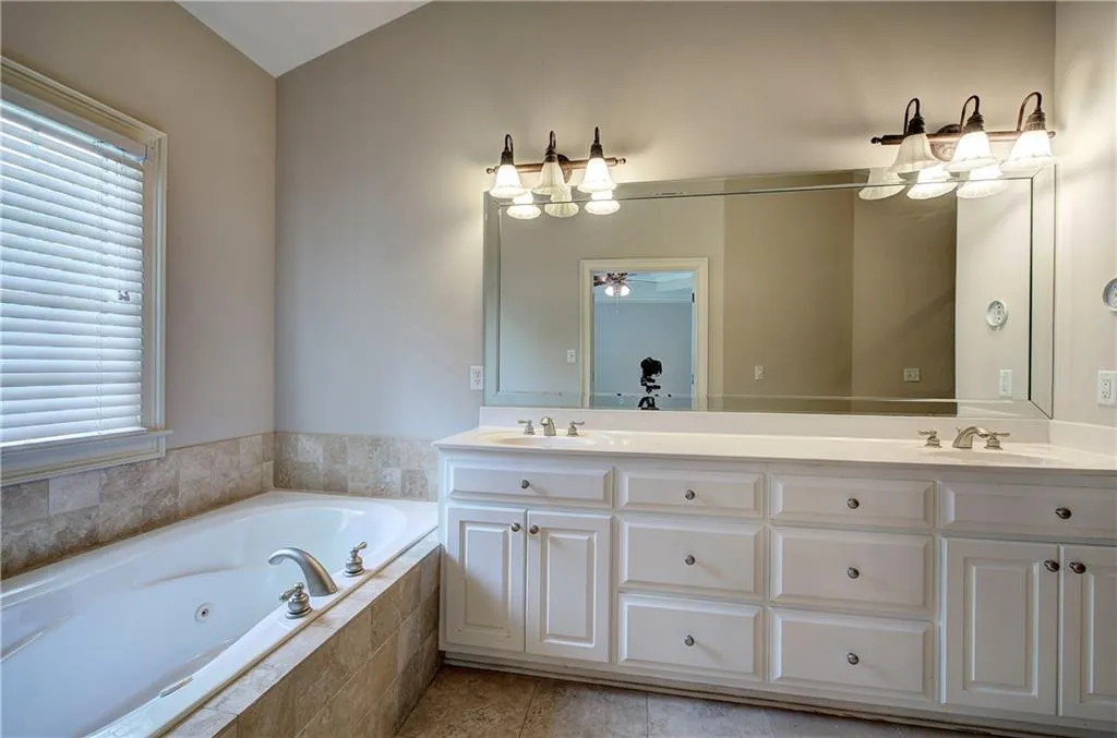 Atlanta, Georgia 30342, 4 Bedrooms Bedrooms, ,3 BathroomsBathrooms,Residential,Sold,7582560