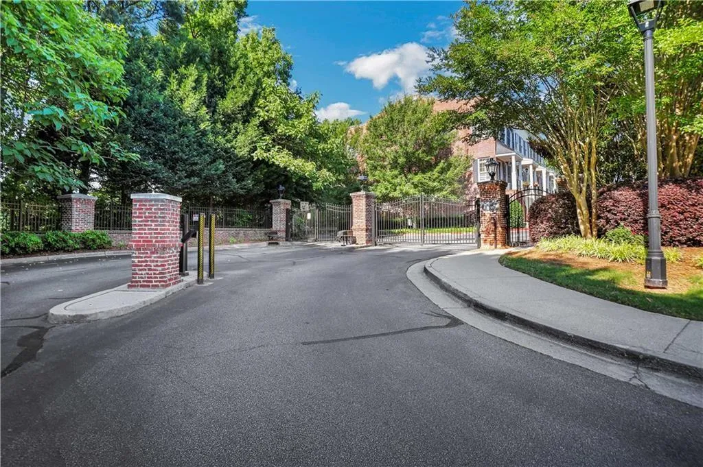 972 Persimmon Point, Sandy Springs, Georgia 30328, 3 Bedrooms Bedrooms, ,3 BathroomsBathrooms,Residential,Sold,972 Persimmon Point,7094008