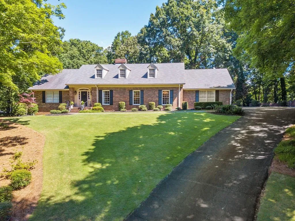 715 Fair Oaks Manor, Sandy Springs, Georgia 30327, 5 Bedrooms Bedrooms, ,4 BathroomsBathrooms,Residential,Sold,715 Fair Oaks Manor,6569952