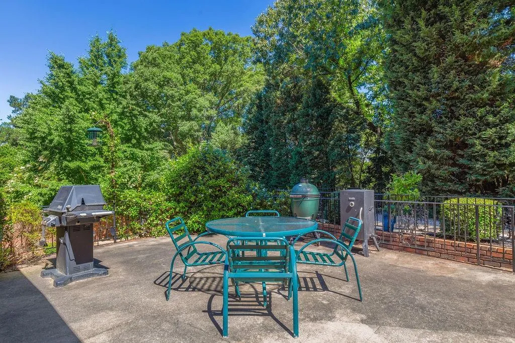 715 Fair Oaks Manor, Sandy Springs, Georgia 30327, 5 Bedrooms Bedrooms, ,4 BathroomsBathrooms,Residential,Sold,715 Fair Oaks Manor,6569952