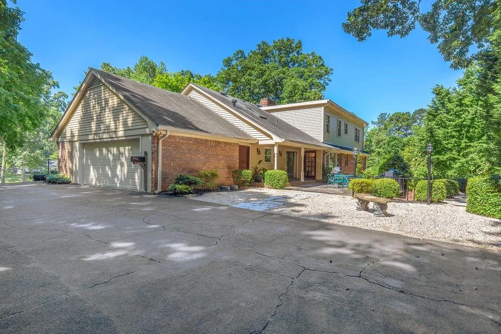 715 Fair Oaks Manor, Sandy Springs, Georgia 30327, 5 Bedrooms Bedrooms, ,4 BathroomsBathrooms,Residential,Sold,715 Fair Oaks Manor,6569952