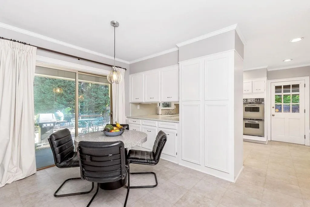 715 Fair Oaks Manor, Sandy Springs, Georgia 30327, 5 Bedrooms Bedrooms, ,4 BathroomsBathrooms,Residential,Sold,715 Fair Oaks Manor,6569952