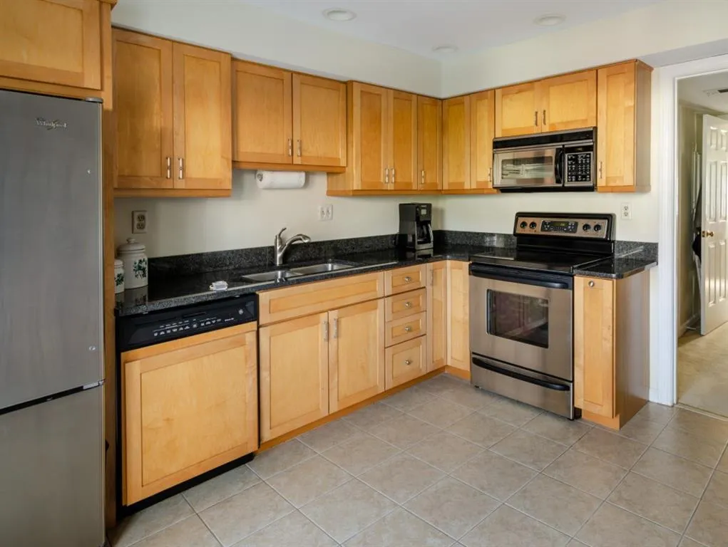 4 Queen Victoria Place Unit 4, Atlanta, Georgia 30342, 3 Bedrooms Bedrooms, ,2 BathroomsBathrooms,Residential,Sold,4 Queen Victoria Place Unit 4,5998426